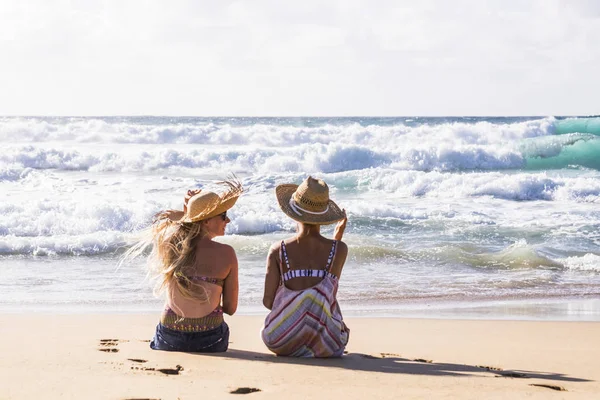 Paar Befreundeter Frauen Reise Sommerurlaub Entspannen Und Genießen Die Freizeitaktivitäten — Stockfoto