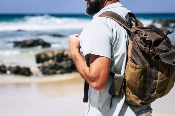 Hombre Con Mochilero Caminando Playa Arena Viajes Concepto Libertad —  Fotos de Stock