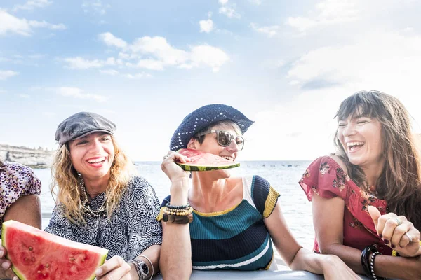 Fröhlich Schöne Junge Damen Lachen Und Haben Gemeinsam Spaß Freundschaft — Stockfoto