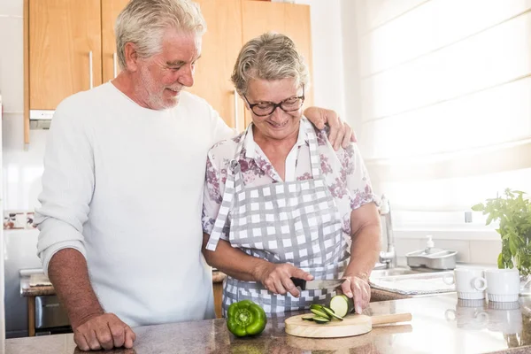 Feliz Casal Real Amor Adultos Idosos Aposentados Homem Mulher Desfrutando — Fotografia de Stock