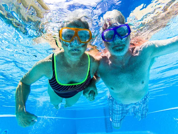 수영장에서 수영하는 사람들 — 스톡 사진