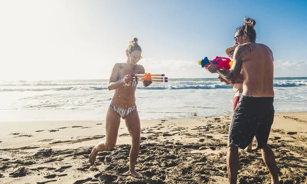 Grupo Jovens Felizes Desfrutando Férias Verão Praia Brincando Com Armas — Fotografia de Stock