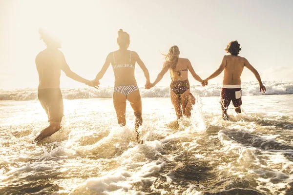 Grupo Jovens Amigos Correndo Para Mar Durante Férias Verão — Fotografia de Stock