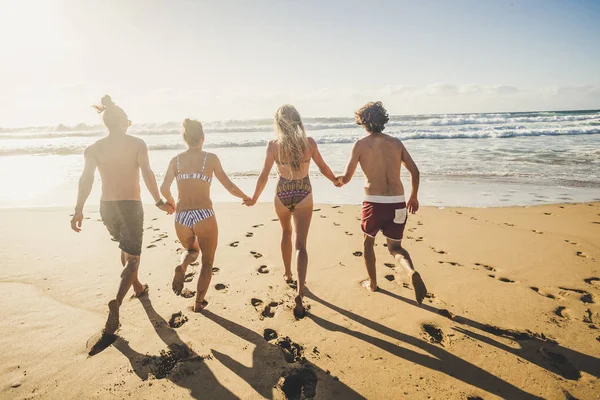 Grupo Jovens Amigos Correndo Para Mar Durante Férias Verão — Fotografia de Stock