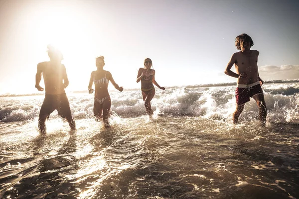 Ομάδα Νέων Φίλων Που Τρέχουν Από Θάλασσα Κατά Διάρκεια Των — Φωτογραφία Αρχείου