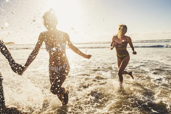 Gruppo Giovani Amici Fuga Dal Mare Durante Vacanze Estive — Foto Stock