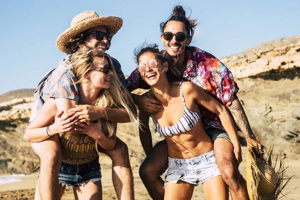 Gruppe Von Freunden Die Sich Tagsüber Strand Meer Vergnügen Und — Stockfoto