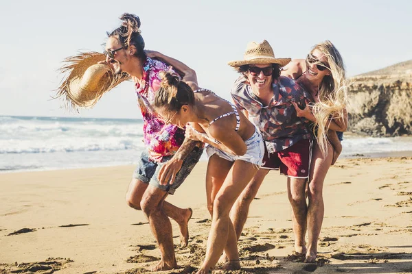 Ομάδα Φίλων Που Διασκεδάζουν Και Παίζουν Στην Παραλία Κοντά Στη — Φωτογραφία Αρχείου