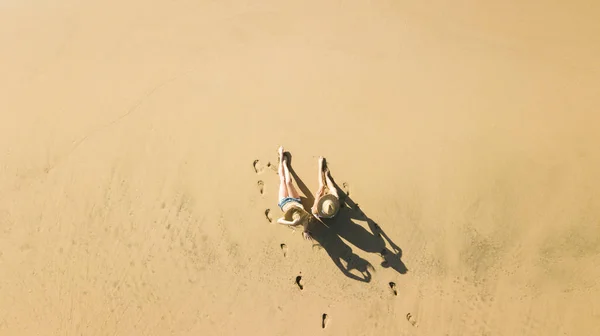 Вид Воздуха Парой Красивых Молодых Девушек Наслаждаются Пляжем Туристы Время — стоковое фото