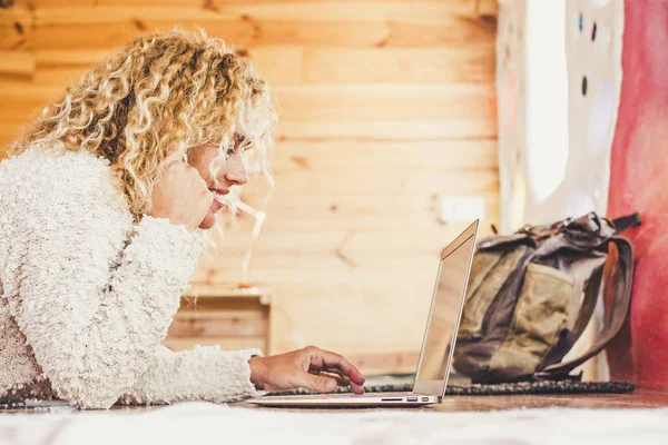 Beautiful Blonde Woman Using Computer Laptop Bedroom Home Hotel — Stock Photo, Image