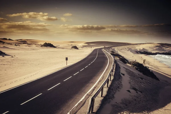 Voiture et conduire dans un endroit pittoresque et longue route au milieu de la — Photo