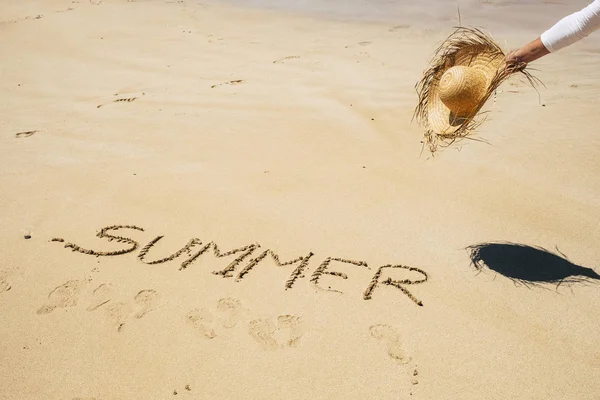 Mulher Praia Desfrutando Sol Com Palavra Verão Escreveu Areia — Fotografia de Stock