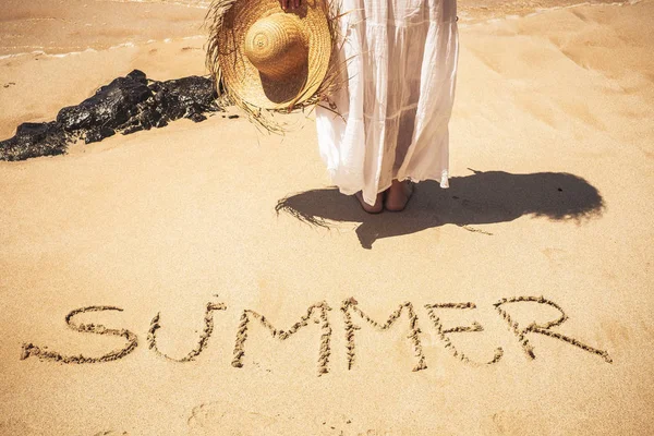 ビーチで夏の言葉で太陽を楽しむ女性が砂の上に書いた — ストック写真