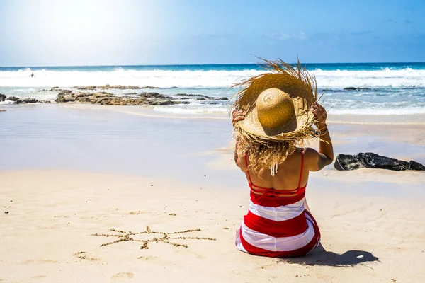 Visão Traseira Mulher Chapéu Sentado Areia Relaxante Praia — Fotografia de Stock