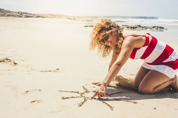 Lykkelig Munter Kvinne Som Maler Sol Sand – stockfoto