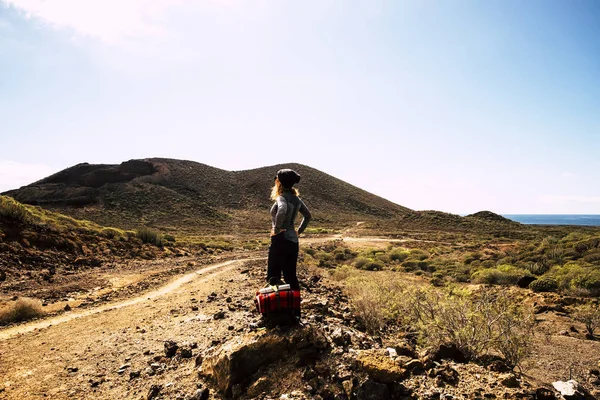 Mujer Rubia Pie Mirando Panorama Con Las Montañas Océano — Foto de Stock