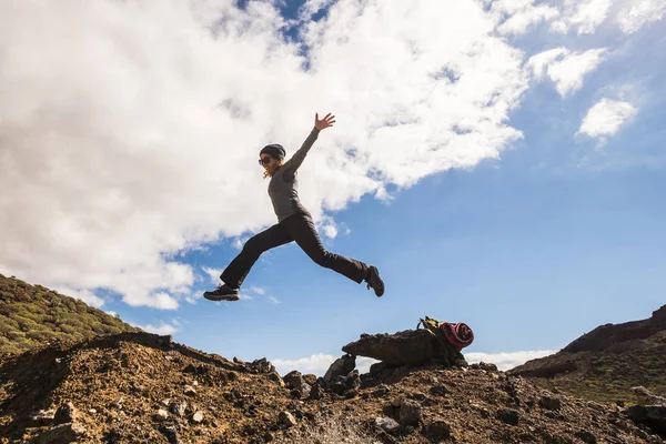 Happy Woman Jumping Rocks Hiking Trekking Sport Active Lifestyle — Stock Photo, Image