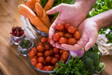 yemek pişirmeye hazır masada karışık sebzeler, sağlık konsepti