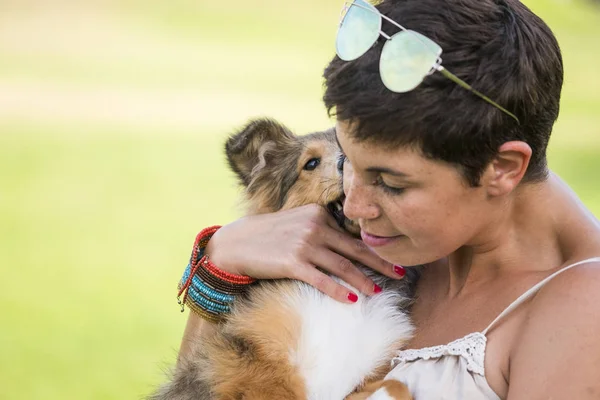 Gadis Cantik Memeluk Anjing Peliharaan Cantik Yang Indah Dengan Cinta — Stok Foto