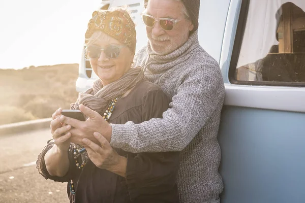 Glückliches Älteres Paar Macht Selfie Auf Smartphone Vor Oldtimer Van — Stockfoto