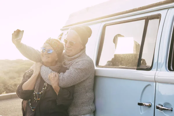 Ευτυχισμένο Ηλικιωμένο Ζευγάρι Κάνοντας Selfie Στο Smartphone Vintage Van Φόντο — Φωτογραφία Αρχείου