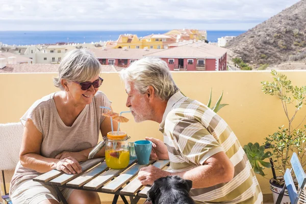 Personas Mayores Bebiendo Juntos Cóctel Verano Del Mismo Vaso —  Fotos de Stock