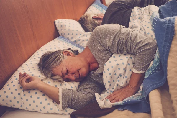 Personas Caucásicas Casa Pareja Ancianos Durmiendo Dormitorio Por Mañana — Foto de Stock