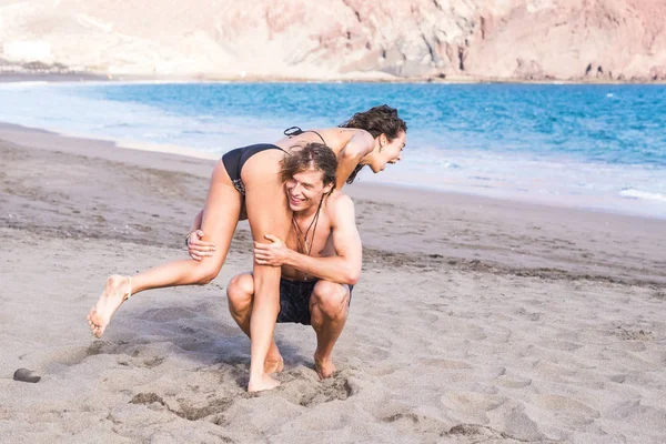 Young Couple Relaxing Enjoying Coastline Vacation — Stock Photo, Image