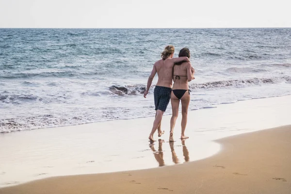 年轻夫妇度假时放松和享受海岸线 — 图库照片