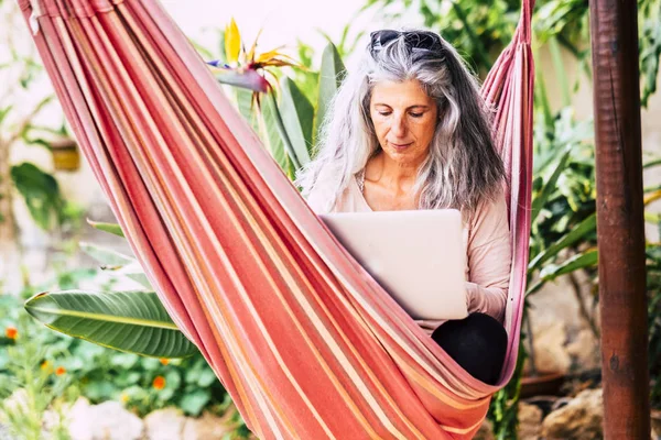 Diverse Alternative Beautiful White Long Hair Calucasian People Lady Work — Stock Photo, Image