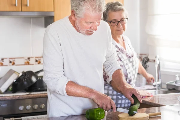 Belos Idosos Adultos Casal Casa Trabalhando Juntos Cozinha — Fotografia de Stock