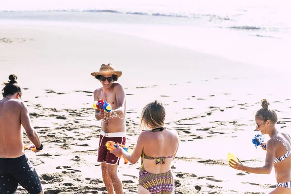 Pessoas Divertindo Dia Ensolarado Férias Verão Praia Com Armas Água — Fotografia de Stock