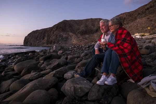Ευτυχισμένο Ζευγάρι Ηλικιωμένων Στην Παραλία Βότσαλα Αγκαλιάζοντας Ένας Τον Άλλο — Φωτογραφία Αρχείου