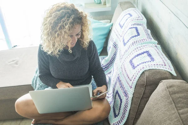 Alegre Joven Mujer Adulta Utilizando Tecnología Tableta Ordenador Teléfono Para —  Fotos de Stock