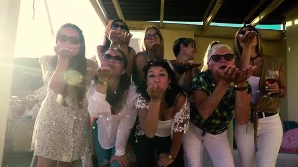 Confetti Festa Celebração Para Feliz Alegre Louco Caucasiano Pessoas Mulheres — Vídeo de Stock