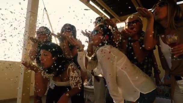 Confetti Festa Celebração Para Feliz Alegre Louco Caucasiano Pessoas Mulheres — Vídeo de Stock