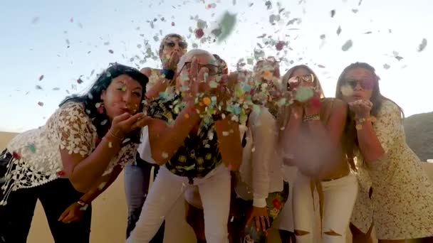 Confetti Festa Celebração Para Feliz Alegre Louco Caucasiano Pessoas Mulheres — Vídeo de Stock