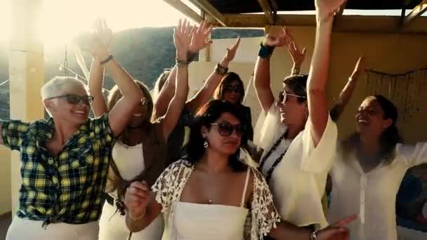 Grupo Feliz Alegre Mulheres Amigas Dançando Juntas Divertindo Telhado Casa — Vídeo de Stock
