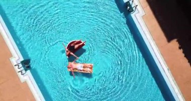 Bir çift son sınıf öğrencisi tatilin tadını çıkarıyor ya da komik limuzinlerle mavi bir yüzme havuzunda emekli oluyor. 