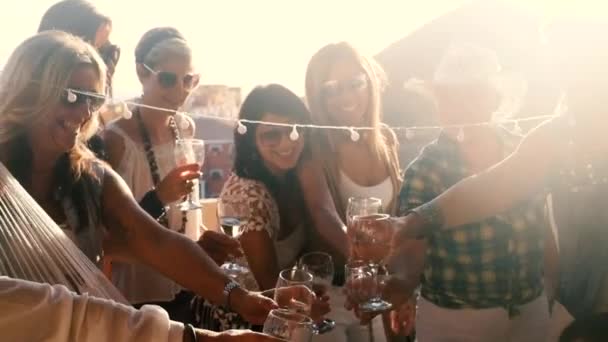 Vrolijke Groep Vrolijke Vrouwen Vrienden Van Verschillende Leeftijden Volwassenen Senioren — Stockvideo