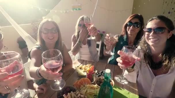 Felice Allegro Gruppo Amiche Insieme Divertirsi Sul Tetto Con Bicchieri — Video Stock