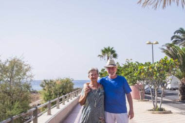 Mutlu neşeli üst düzey çift gülümseyen ve güneşli bir gün açık zevk