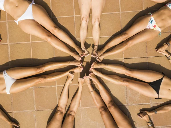 Grupp Kvinnliga Kroppar Form Stjärnan Sedd Från Ovan — Stockfoto