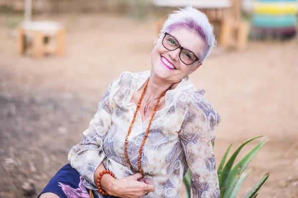 Wesoły Szczęśliwy Starszy Biały Włosy Kobieta Uśmiech Pozować Hipisowskie Ubrania — Zdjęcie stockowe