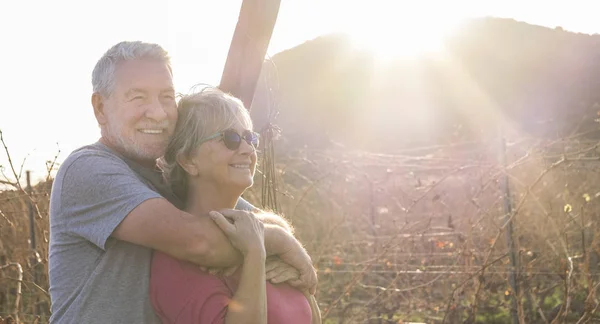 Fröhliches Senioren Paar Lächelt Und Genießt Sonnigen Tag Freien — Stockfoto