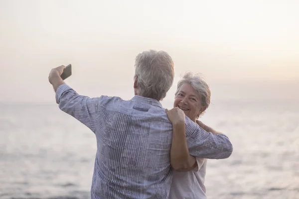 Feliz Viejo Riendo Abrazando Mientras Que Hace Selfie Playa Guijarros — Foto de Stock