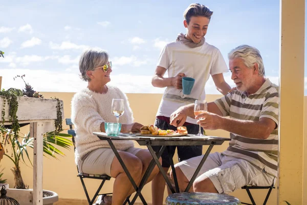 Abuelos Adultos Maduros Sobrino Adolescente Disfrutan Aire Libre Terraza Poco —  Fotos de Stock