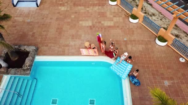 Pessoas Grupo Jovens Mulheres Divertir Nas Férias Verão Piscina — Vídeo de Stock