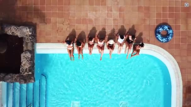 Amigos Mulheres Caucasianas Apreciando Piscina Férias Verão Hotel Resort Vista — Vídeo de Stock