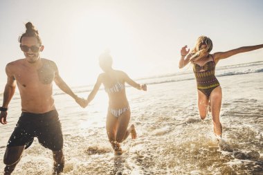 Yaz tatillerinde denizden kaçan bir grup genç arkadaş